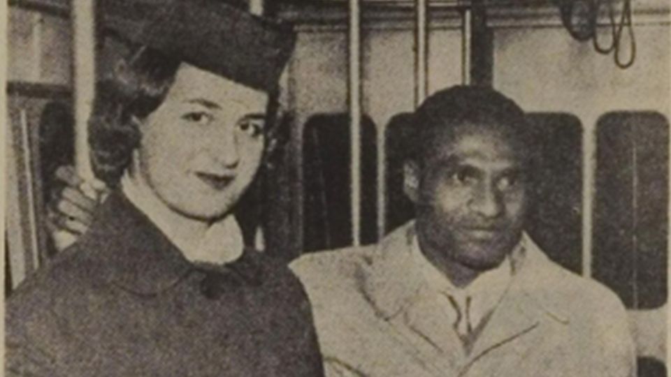 Daniel Hanasbey (kanan), pemain asal Papua pertama yang main di Belanda. Copyright: &copy; sepakbolanda.com